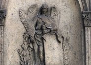 Engel mit den Symbolen: Sterne, Lilie, Mohn und Palmzweig.