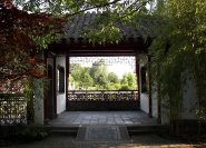Pavillon mit Ausblick auf den chinesischen Garten