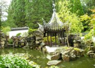 Chinesischer Garten mit Wasser- und Felslandschaft