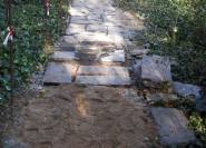 Weg aus Steinplatten im Bau