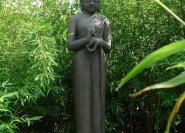 Gartenplastik: Stehender Buddha.