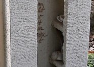 Ganz ungewöhnliche Formen von Grabzeichen stellte Andrea Schürgut auf der Bundesgartenschau 2007 vor. Grabsteine aus gebranntem Ton mit kleinen Fächern für Andenken.