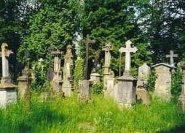 Alte Friedhöfe sehen deshalb so romantisch aus, weil die Gräber wirkliche Ruhestätten sind und nicht zu viel gepflegt werden.