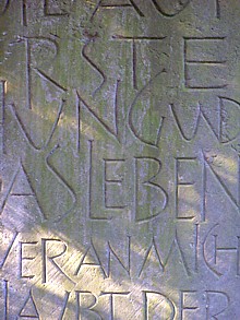 Schriftteppich auf Grabstein