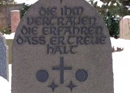Darstellung der drei verschiedenen Gestirne in Kombination mit dem Kreuz auf einem Grabstein.