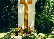 Ein Grabstein mit darauf abgebildeten Kruzifix in Tau-Form.