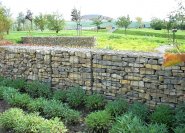 Gabionenmauern in ländlichem Umfeld...