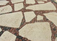 Genial gestaltet: Kalsksteinplatten und Mosaikpflasterung auf einer Terrasse