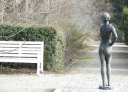 Bot. Garten Berlin-Dahlem, Bronzeplastik als Blickziel.
