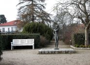 Blickpunkt auf freiem Platz. Bronze von Fritz Klimsch. 