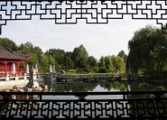 Blick aus dem Pavillon auf den Teich