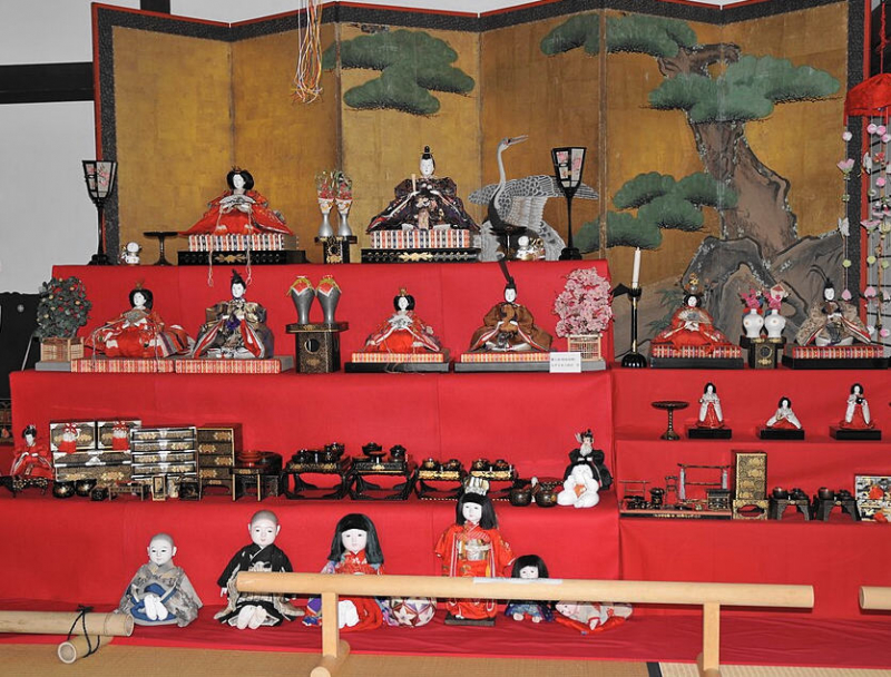 Japanisches puppenfest, aufgestellte Puppen