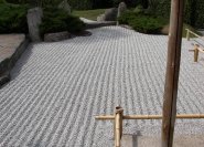 Im Kare-san-sui-Stil: die sauber geharkter Kiesfläche