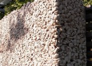 Betonmauer mittels Schalung und Kies-Zement hergestellt.