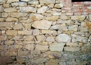 Fugenbild einer alten Natursteinmauer
