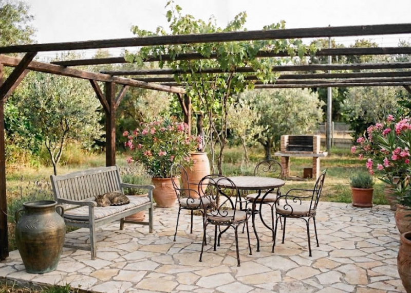 Medietarrner Sitzplatz im Garten