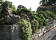 Steingartenhochbeet mit massiver Steinmauer