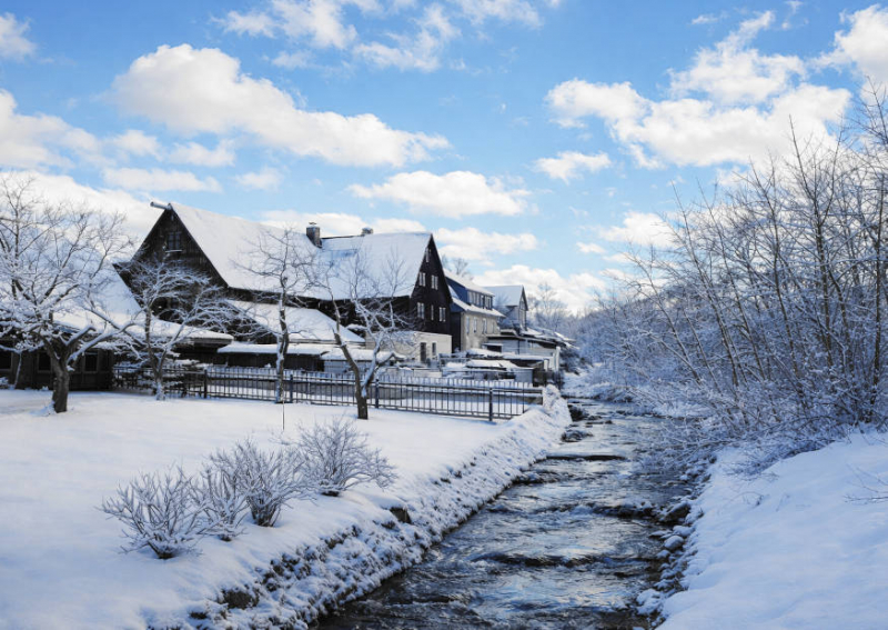 Winterlandschaft Haus und Fluss
