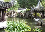 Chinesische Pavillons an einem künstlichen Gewässer.