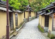 2.) Eine Straße in der alten Samurai-Viertel in Kanazawa. Haus und Garten ist von der Straße aus nicht zu überschauen.