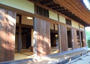 3.) Japanisches Wohnhaus mit umlaufenden Umgang.