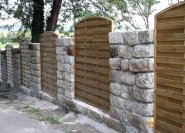 Grundstückssichtschutz: Mauer und Lamellenzaun