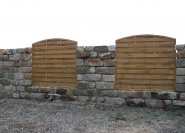 Schlechtes Beispiel: Mauer mit Rundbogen-Holzelementen