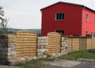 Grundstückssichtschutz: Mauer und Lamellenzaun