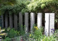 Granitpalisaden und Bambus - eine gelungene Kombination von Stein und Pflanzen.