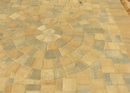 Spezielle Betonpflastersteine in Kreisform. Betonsteine sind nicht nur für Wege geeignet, sondern auch für Plätze und Terrassen.