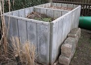 Komposter-Eigenbau aus Betonrasenkanten.