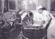 Teigbereitung: Der Stollenteig wird maschinell in der Knetmaschine hergestellt.