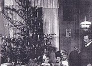 Christstollen unter dem Weihnachtsbaum - hier gehört dieser dem Maler Max Helas (1875-1948) mit seiner Frau Ida und den Töchtern Hildegard und Johanna. Aufnahme von 1908 in Dresden.