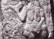 Diese altsteinzeitliche Reliefarbeit zeigt eine schwangere Frau mit Mondsichel-Symbol (Bisonhorn). Das Alter der Kunstarbeit beträgt über 20.000 Jahre! (Venus von Laussel)