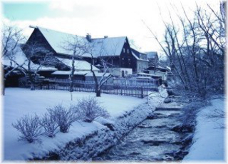 Winterlandschaft Haus und Fluss