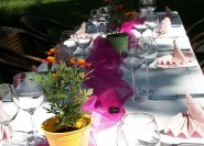 Einfacher Tischschmuck mit Tüll und frischen Blumen.