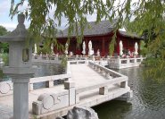 Zickzack-Brücke, ein typisches Element chinesischer Gärten