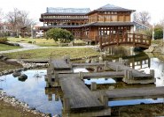 Hölzerne Irrwegbrücke im japanischen Garten Bad Langensalza