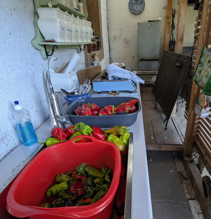 Eingekocht wird draußen in der Sommerküche Blick in unsere Sommerküche