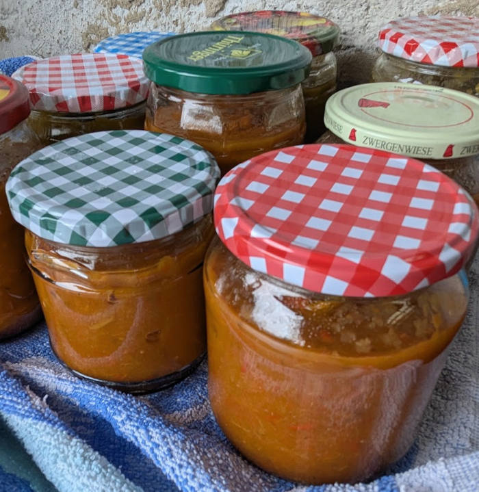 Fertig. Aivar in Gläseren abgefüllt
