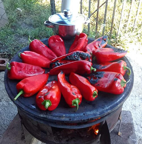 Original in der Türkei.... ©Ensarmuschika, 2023 Paprika auf dem Röstofen