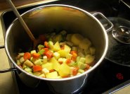 Anbraten der Gemüse in reichlich Öl oder Fett.