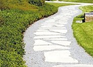 Hier ein Trittsteinweg, der japanische Gärten erinnert.