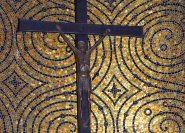 Das Mosaik des Altars stellt ein Spiralmuster aus der Jugendstilzeit dar - in dieser Kunstepoche griff man gern und viel auf das Spiralenmotiv zurück.