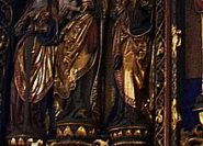 Die drei heiligen Jungfrauen: Maria (mitte) mit Jesuskind, Katharina (links) mit Schwert und Barbara (rechts) mit Kelch. Darstellungen auf dem Altar der Marienkirche zu Dohna (Sachsen).