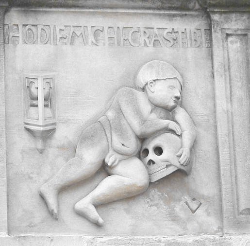 Hochrelief Knabe mit Totenkopf und Sanduhr