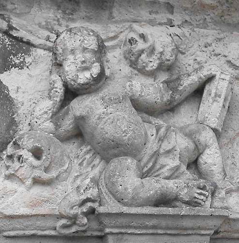 Hochrelief Putte mit Totenschädel und Sanduhr