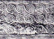 Ein interessantes Muster miteinander verwobener Spiralen auf einem alten mykenischen Grabmal