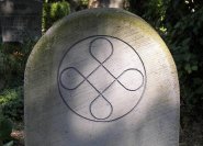 Grabstein mit dem Symbol eines einfachen Knotenbandes.