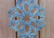 Verknotetes Ornament an einer orientalischen Türen.